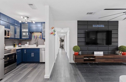 Southeast Pensacola House | Modern Design 3 bed 2 bath * Dog Friendly * 3 Miles to Downtown