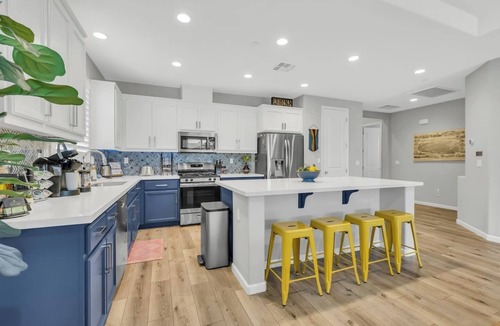 Sacramento House | Modern-Fully Loaded-EV Charger-Big Yard-10 Min DT