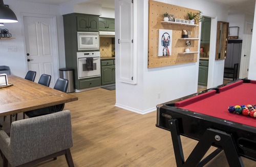 Raisin House | Modern home 3-BR Retreat — Quiet, Cozy, & Family-Friendly in Fresno.