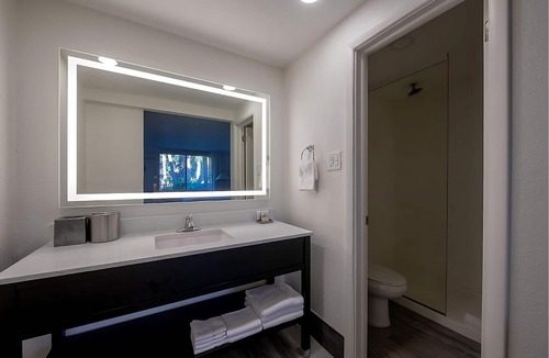 Fort Walton Beach Hotel | Modern Island Escape with Swimming Pools Near Boardwalk Fun | 3 Units