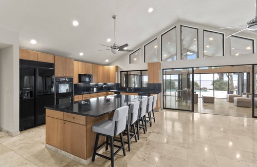 Leisure Land House | Modern Lake Mansion - CasaPalmaTX, 6 bedrooms with 6 en suite bath with showers
