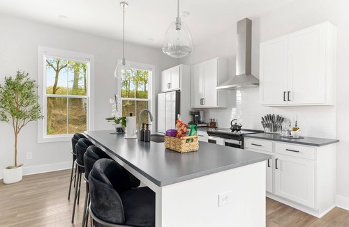 Chosewood Park House | Modern Luxury BeltLine Townhome Minutes to Airport, Downtown & Top Attractions.