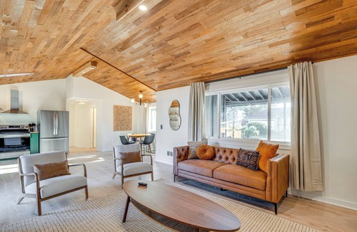 Tierra Del Mar House | Modern Oregon Cottage w/Hot Tub: Walk to Beach!