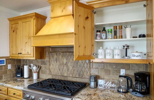 Raisin House | Modern Pet-Friendly Farmhouse, Pool, Games, Sleeps 8, 3 Bed and 2 Bath, Basement