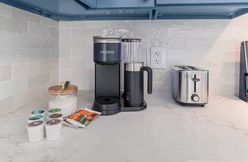 Mount Washington House | Modern Pet-Friendly 2BR - Yard, Deck & Parking