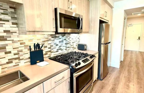 Tustin Apartment | Modern Studio @Central Irvine | Pool Gym BBQ