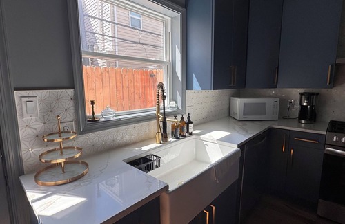 Point Breeze House | Modern & Vintage Vibes, W/Roof Deck Near Stadiums, Transit & Center City Sites
