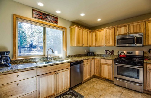 Deer Park House | MODO06 - Huge Home, 3 King Ensuites, A/C, Gas Fireplace, Ping Pong, Bikes