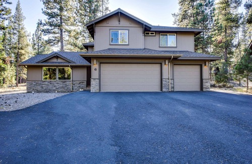Deer Park House | MODO06 - Huge Home, 3 King Ensuites, A/C, Gas Fireplace, Ping Pong, Bikes