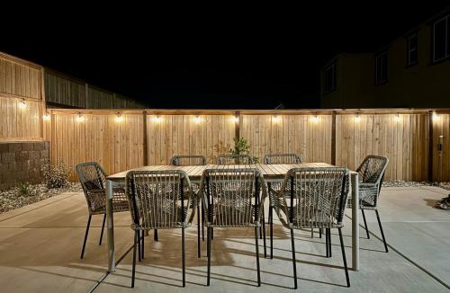 Folsom House | Monthly or Daily Stay in Spacious 4BD for Family or Work with Outdoor backyard and BBQ grill