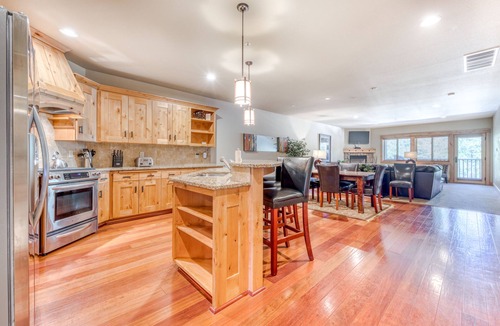 Government Camp Condo | Mountain condo w/gas fireplace, shared pool, hot tub, sauna & easy ski access