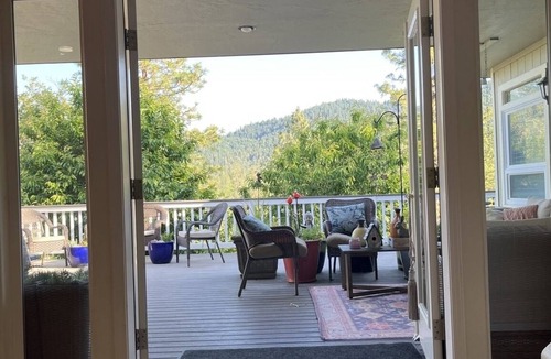 Grants Pass House | Mountain View on one level w hot tub,fire pit, w fishing kayaking minutes away