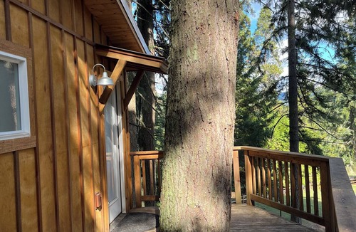 Sutherlin Cabin | Mountain View Treehouse in Sutherlin with full bath and AC, 5 minutes from I-5