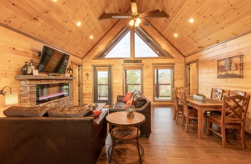 Chalet Village North Cabin | Mt. LeConte Views! Cosy Luxury Cabin, Fire Pit, Hot Tub, Outdoor Pool, Location