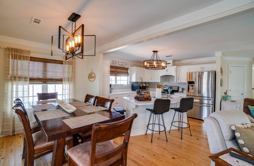 Holiday Beach House | NashShell Beach Cottage, Sleeps 4. Walk to the beach, Pets considered. No stairs