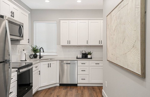 South Central House | New 2 Bd Luxury Townhouse- King Bed, Downtown, near Hospital, Close to Wineries