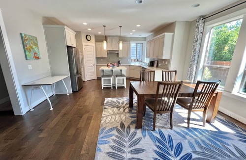 Tigard House | New 6 bedrooms 3 fullbath, king bed on main.single family large upscale home.