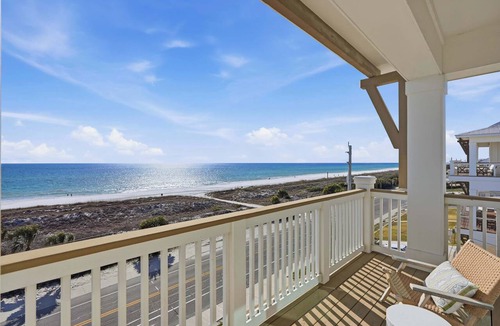 Laguna Beach House | NEW Family LUX Laguna Haven - 6 Seater LSV - Bikes - Beachfront