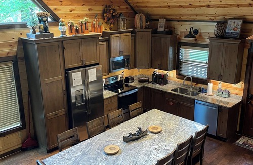 Sevierville Cabin | New Grizzly Hideaway Luxury Cabin-Cedar Falls-4 Bdrms-4.5Baths-Sleeps 12