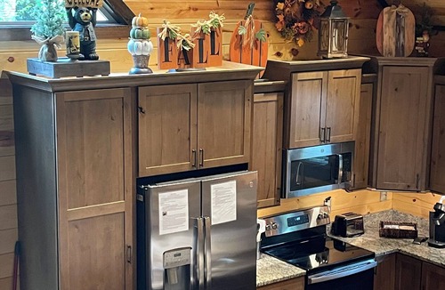 Sevierville Cabin | New Grizzly Hideaway Luxury Cabin-Cedar Falls-4 Bdrms-4.5Baths-Sleeps 12