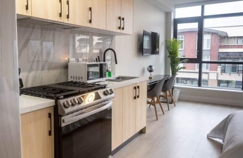 South Newton Condo | New Large Studio 2 beds + Free Parking