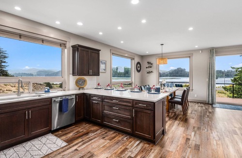 Florence House | New Listing! Beautiful 3 bed, 2 1/2 bath river view home with hot tub & game room