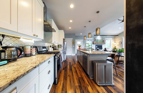 South Gateway House | NEW! LUX - Modern Farmhouse - Sauna, Projector, 10ppl, EV Charger, Pet friendly!