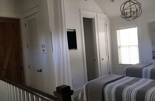Sunnyside House | New Luxury Guesthouse w/Pool | Steps to beach|2 Bedroom