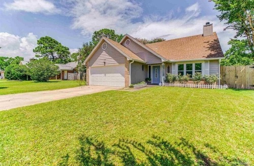 Navarre House | New on the Market - Perfect home for your family get togethers!
