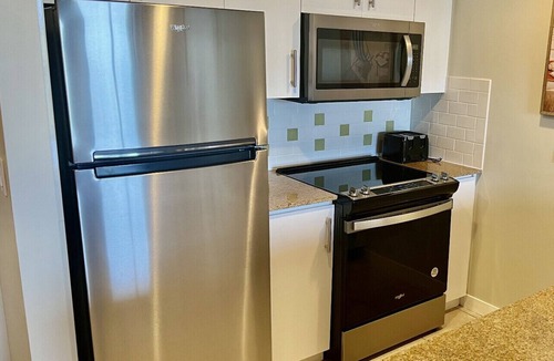 Baytowne Wharf Condo | NEW to VRBO! Beautiful 1bd/1ba with BAY VIEW! 2 minute walk to dining & shopping