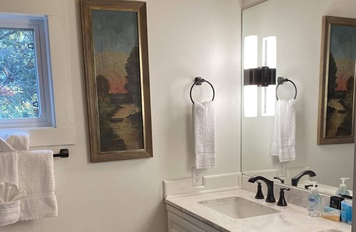 Mirror Lake House | New to VRBO! Romantic suite, Kitchenette, Dog friendly,Fire table,Fiber Optic WI-FI