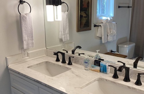 Mirror Lake House | New to VRBO! Romantic suite, Kitchenette, Dog friendly,Fire table,Fiber Optic WI-FI
