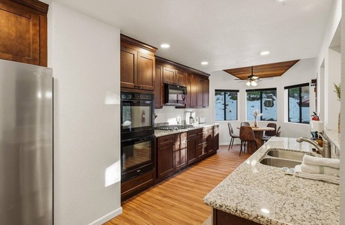 Yosemite West House | New! Yosemite Spirit- INSIDE Yosemite w hot tub/arcade/EV/sleeps 14