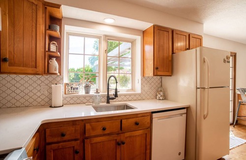 Scholls House | Newly Renovated! Peaceful Country Farmhouse with Hot Tub and Pool