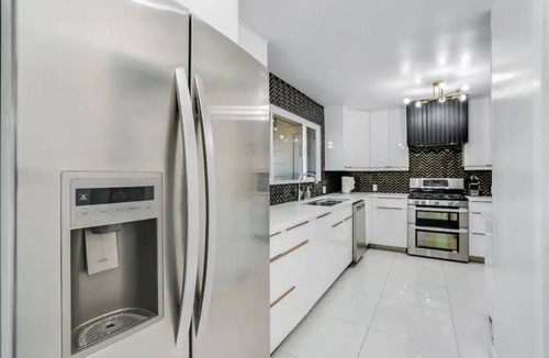 North Tustin House | OC Oasis, Disney, Heated pool, Sleeps12, EV Charge