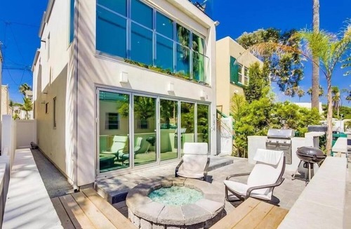 Mission Beach House | OCEAN VIEWS Modern House-Great for Groups & Families, Minisplit Air in All Rooms