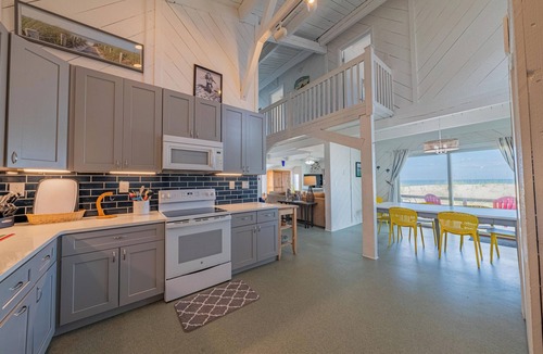 Colington House | Oceanfront Cottage - 3 bedroom & 2 bathrooms - Great Ocean Views - Pet Friendly