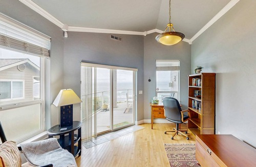 Harbor House | Oceanfront home with outdoor dining, WIFI, fireplace, gas grill, washer & dryer