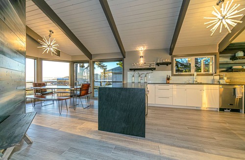 Newport House | Oceanfront Luxury & Views, Private Beach Access, Fire Pit, 4BR/3BA, Sleeps 10