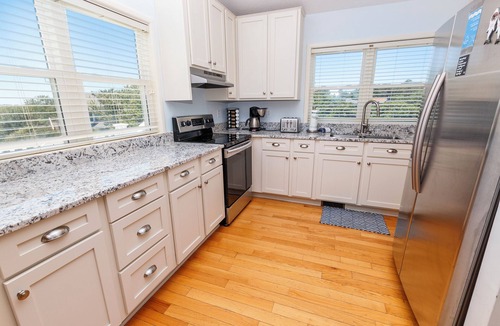 Whale Head Hill House | Oceanside, Close to the Beach, Private Pool, Hot Tub! 740, Wild Horses