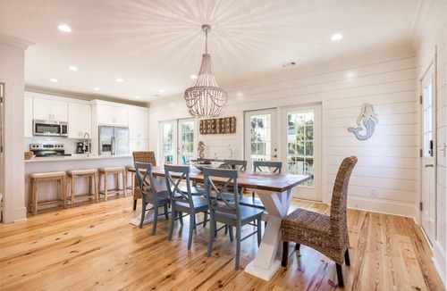 Savannah Beach House | 🔑 operated SAFETY pool cover! Close to downtown and beach☀️ 🌊