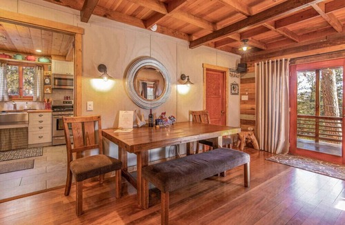 Boulder Bay Cabin | Original 1940s cabin, beautifully restored! 2 blocks to lake, 6 min to village!