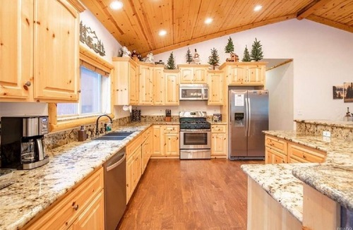 Fox Farm House | OSO CABIN * Hot Tub * Shuffleboard * BBQ * Open Floor Plan