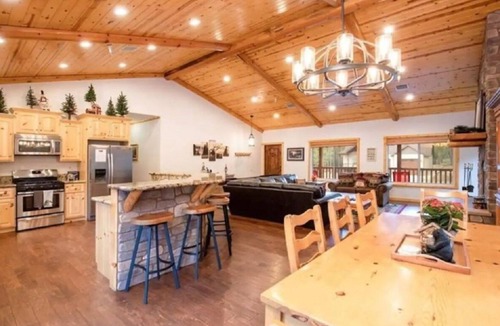 Fox Farm House | OSO CABIN * Hot Tub * Shuffleboard * BBQ * Open Floor Plan