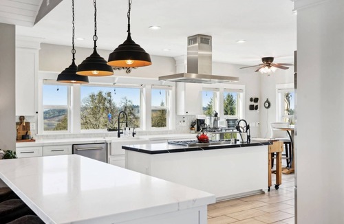 Amity House | Panoramic Valley and Vineyard Views, Newly Renovated, Pet Friendly, Hot Tub, Games, Walk to Wineries