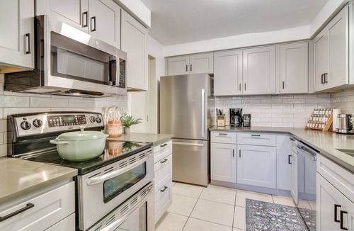 Gresham House | Peace & Serenity in Gresham! Sleek Home w/Yard