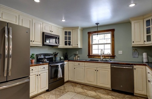 Bernville Cabin | Peaceful 4-bedroom cabin with Hot Tub near Blue Marsh Lake