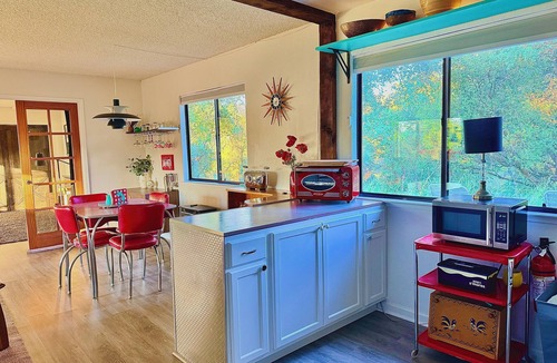 Yosemite Lakes House | Peaceful Mountain retreat with HUGE deck & Hot tub! Just 40 min to Yosemite gate