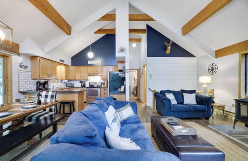 Briar Crest Woods Ski Chalet | Peaceful Pocono Retreat-Hot Tub, Star Gazing Deck, Lake Vibes