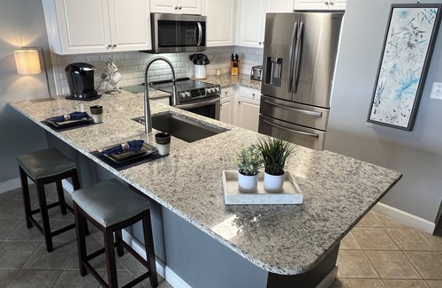 Fort Walton Beach Condo | Pelican Isle #207: Gulf-front. Stunning Decor. Pool, Beach Svc, King BR+bunkies
